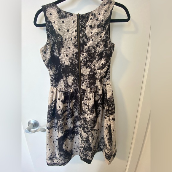 Lace pattern dress - Picture 4 of 4